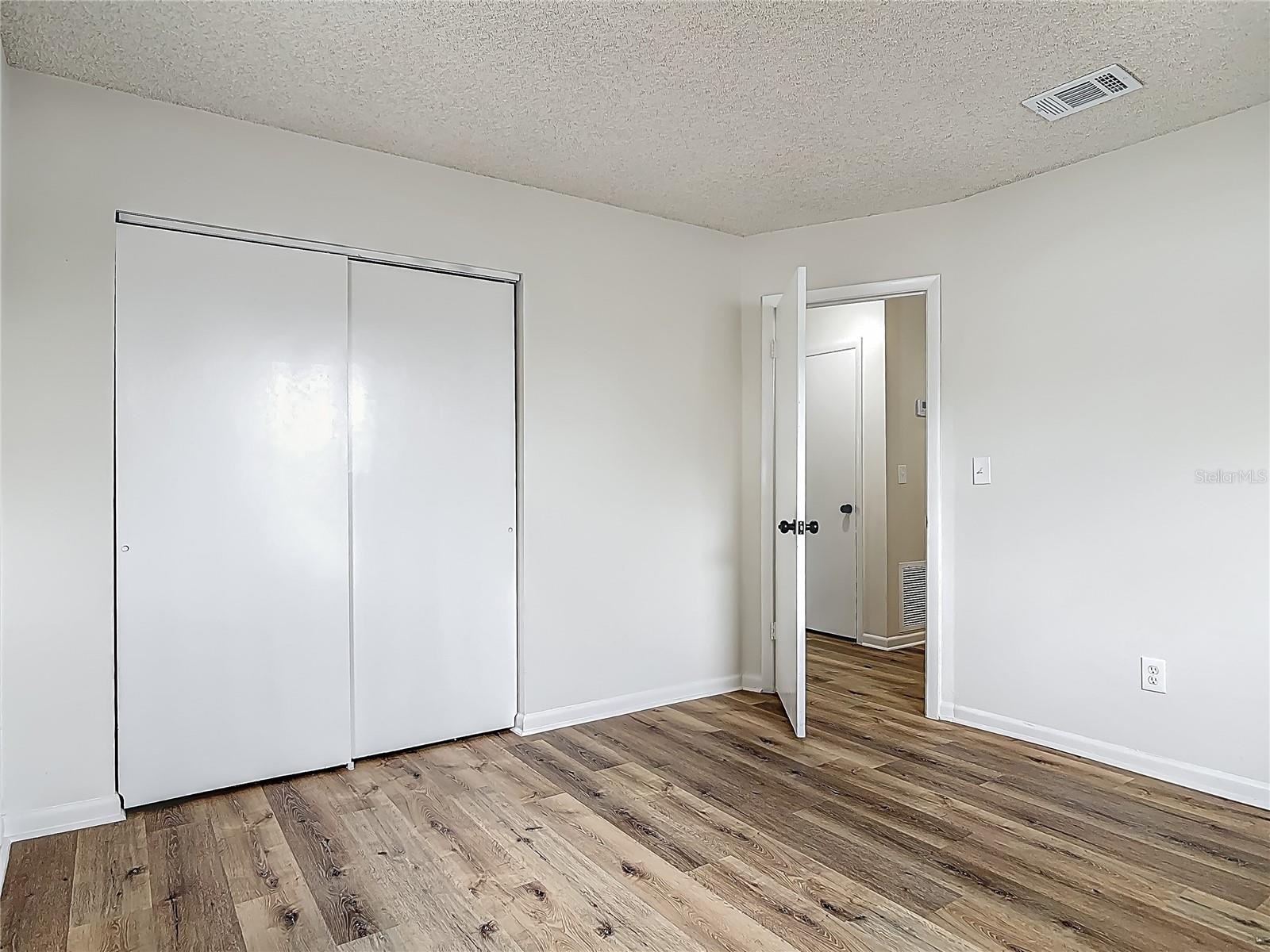 244 OAKLEIGH DR #200