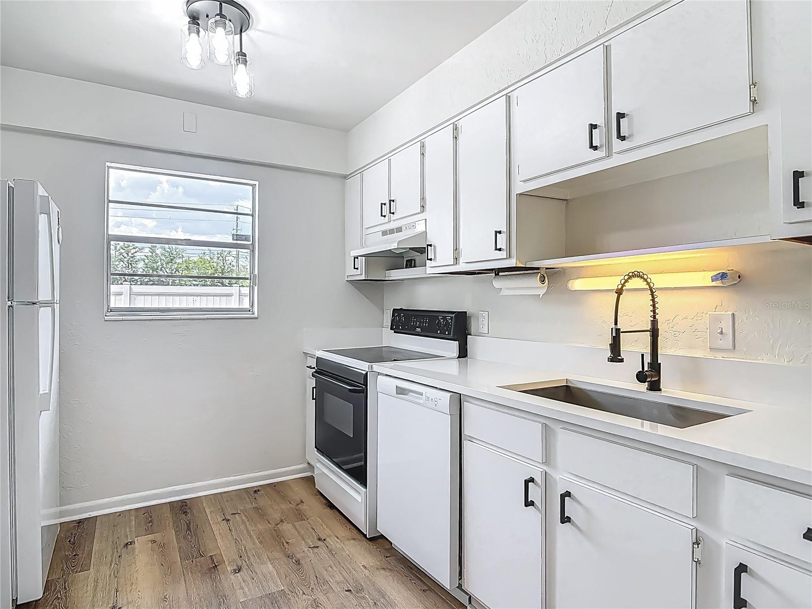 244 OAKLEIGH DR #200