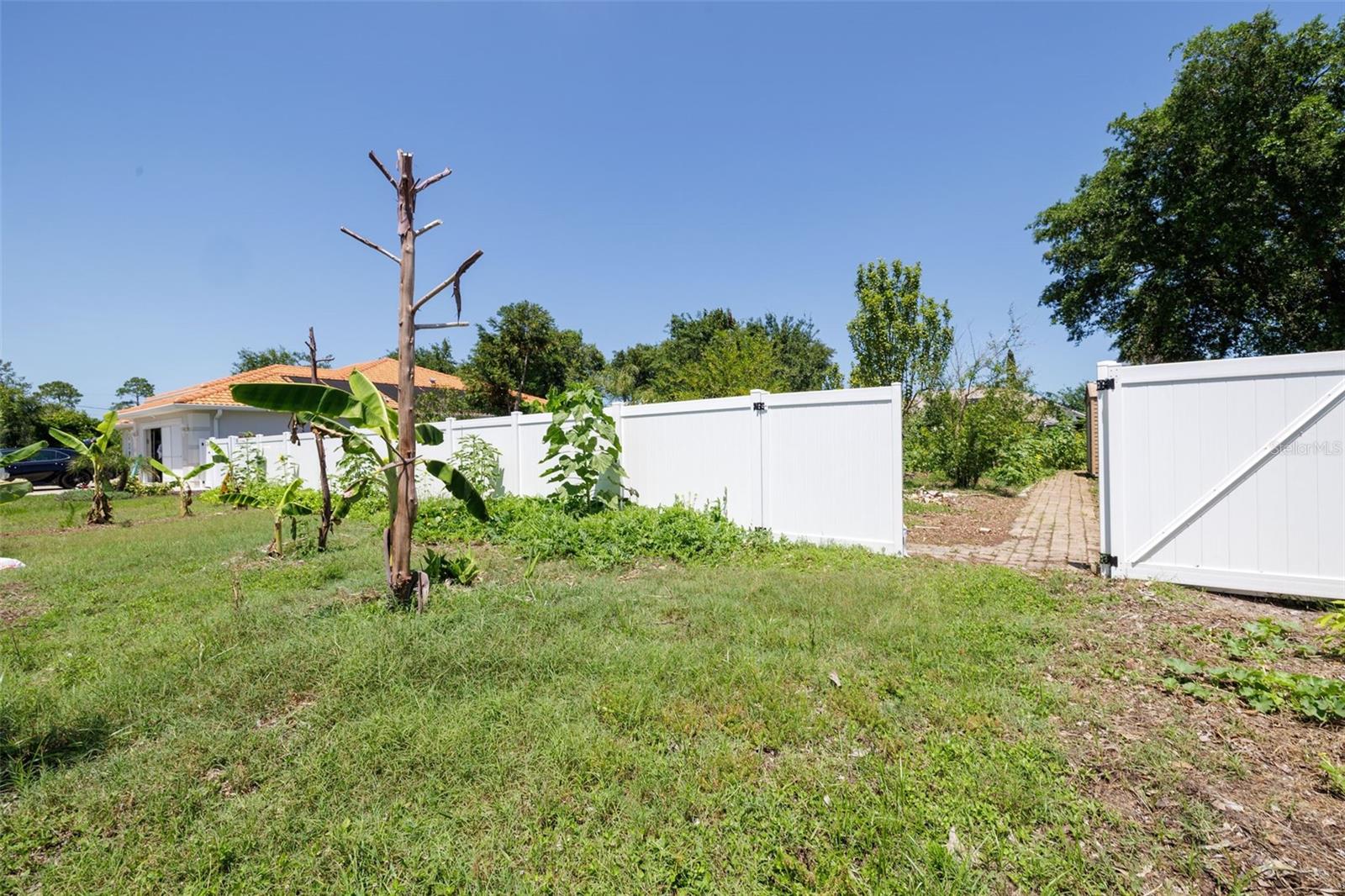 6 FAIRHILL LN