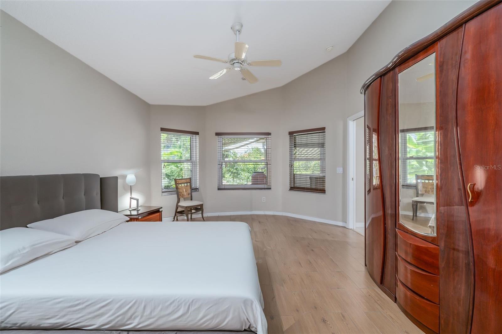 6 FAIRHILL LN