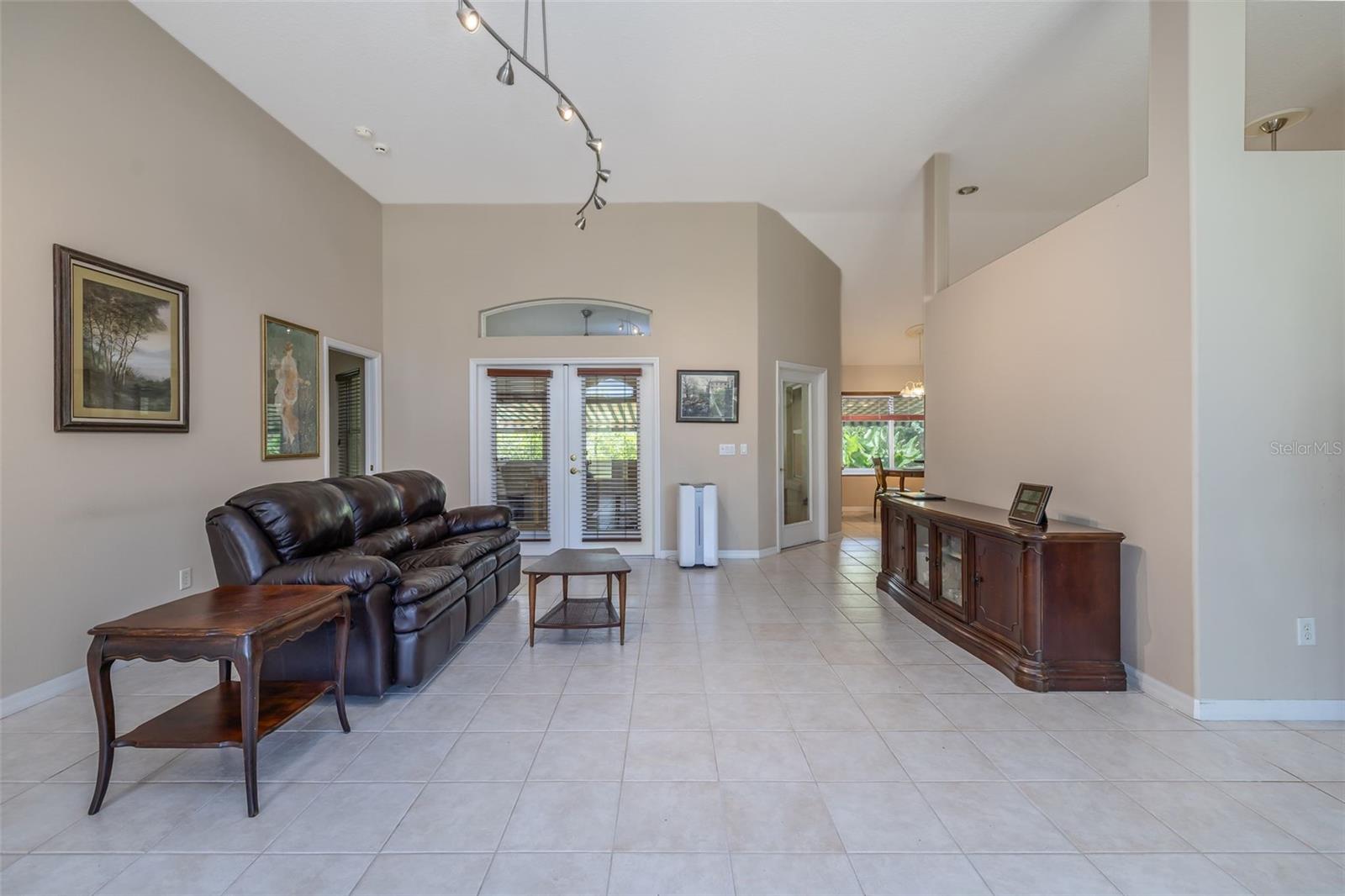 6 FAIRHILL LN