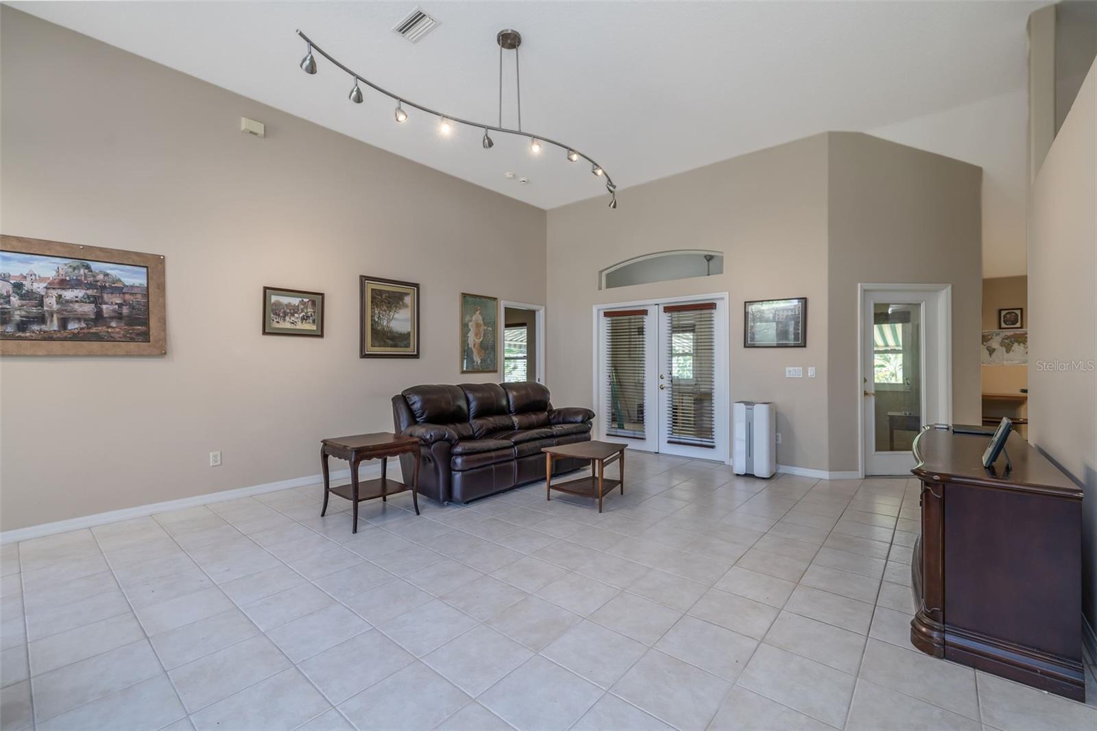 6 FAIRHILL LN