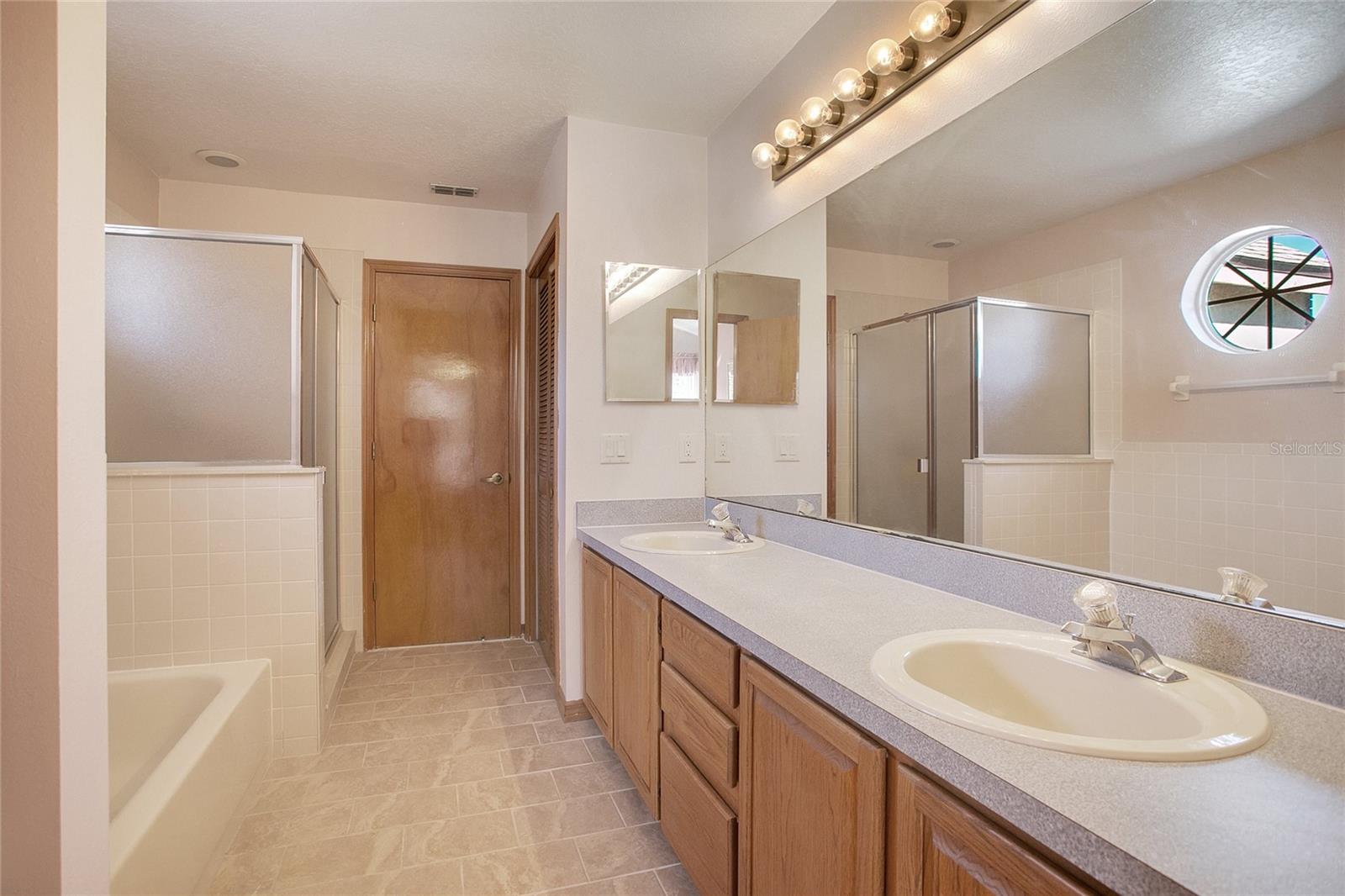 3592 GATLIN PLACE CIR