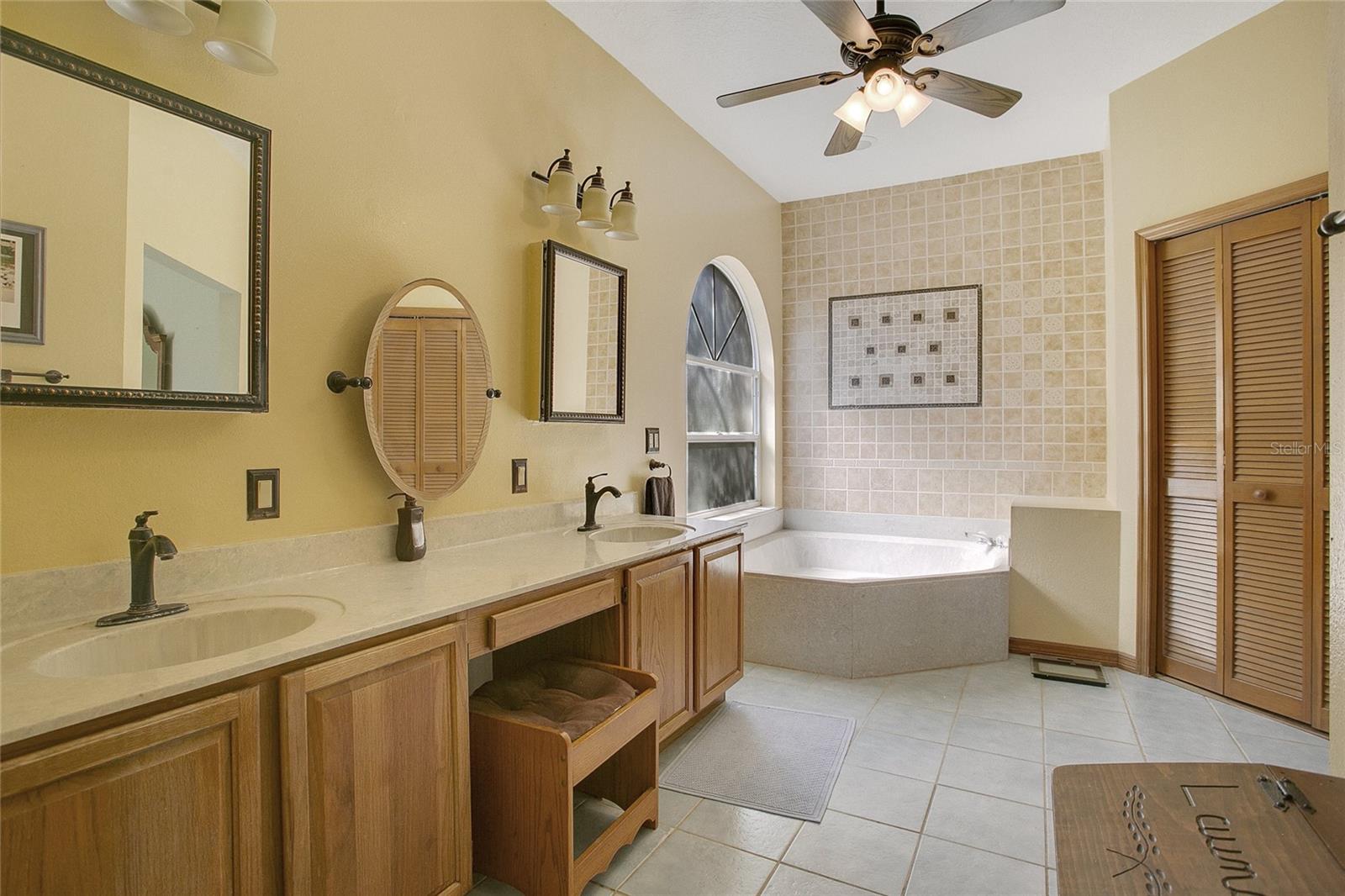 3592 GATLIN PLACE CIR