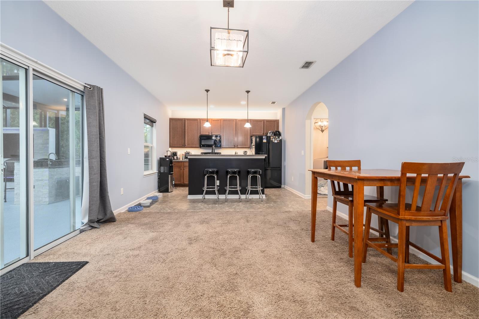 415 W NEW ENGLAND DR