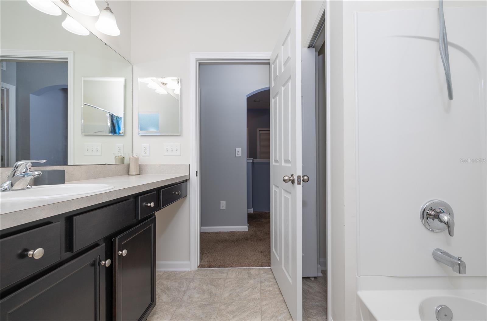 415 W NEW ENGLAND DR