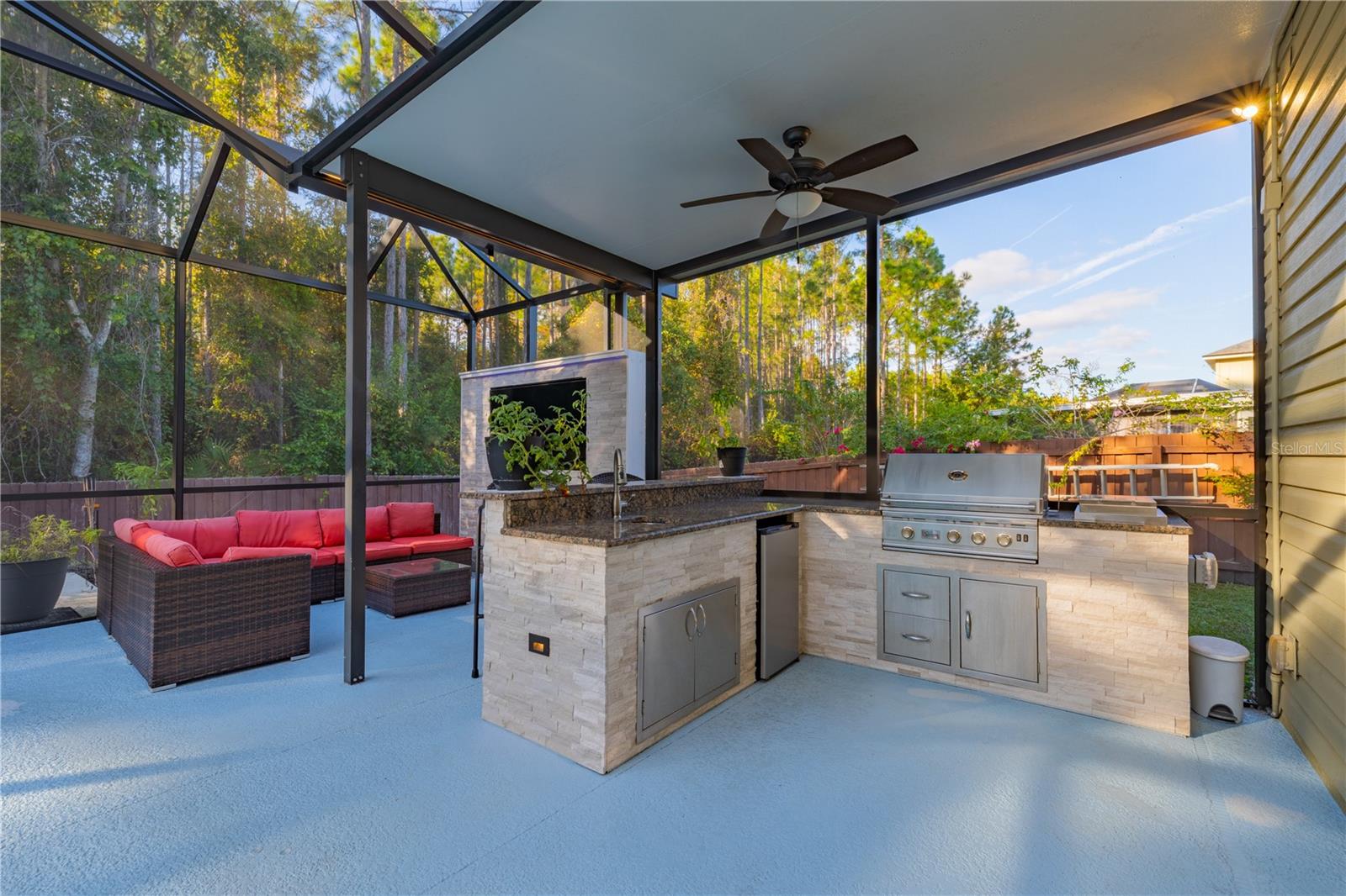 415 W NEW ENGLAND DR