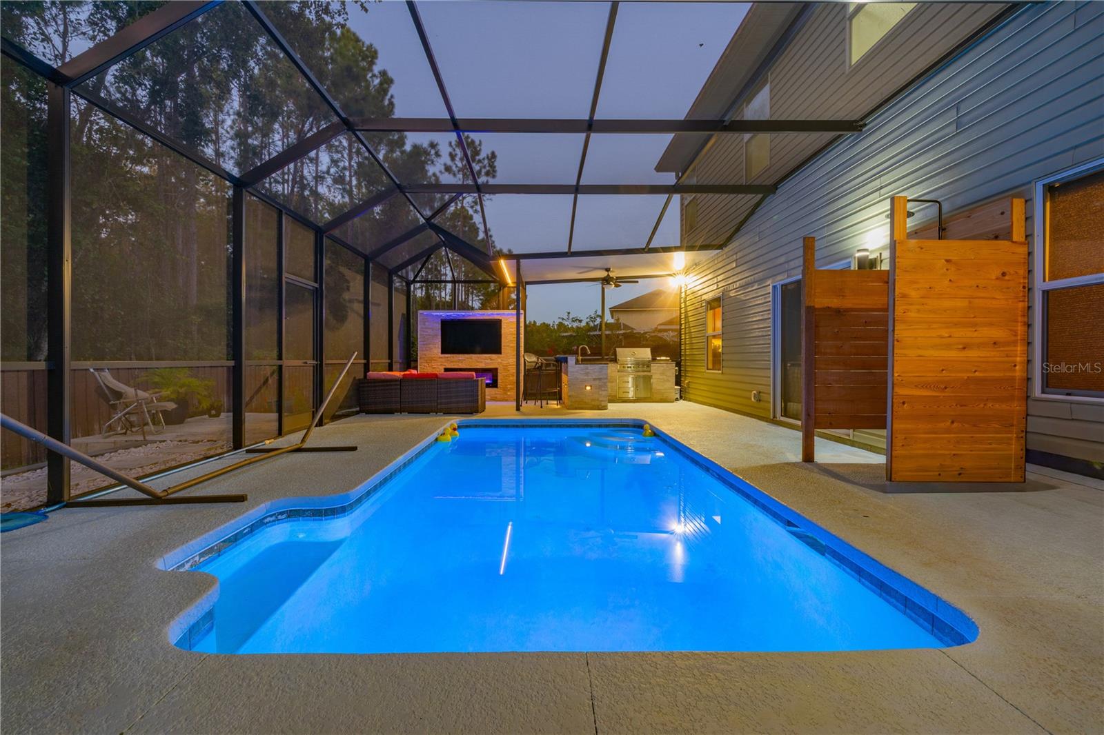 415 W NEW ENGLAND DR