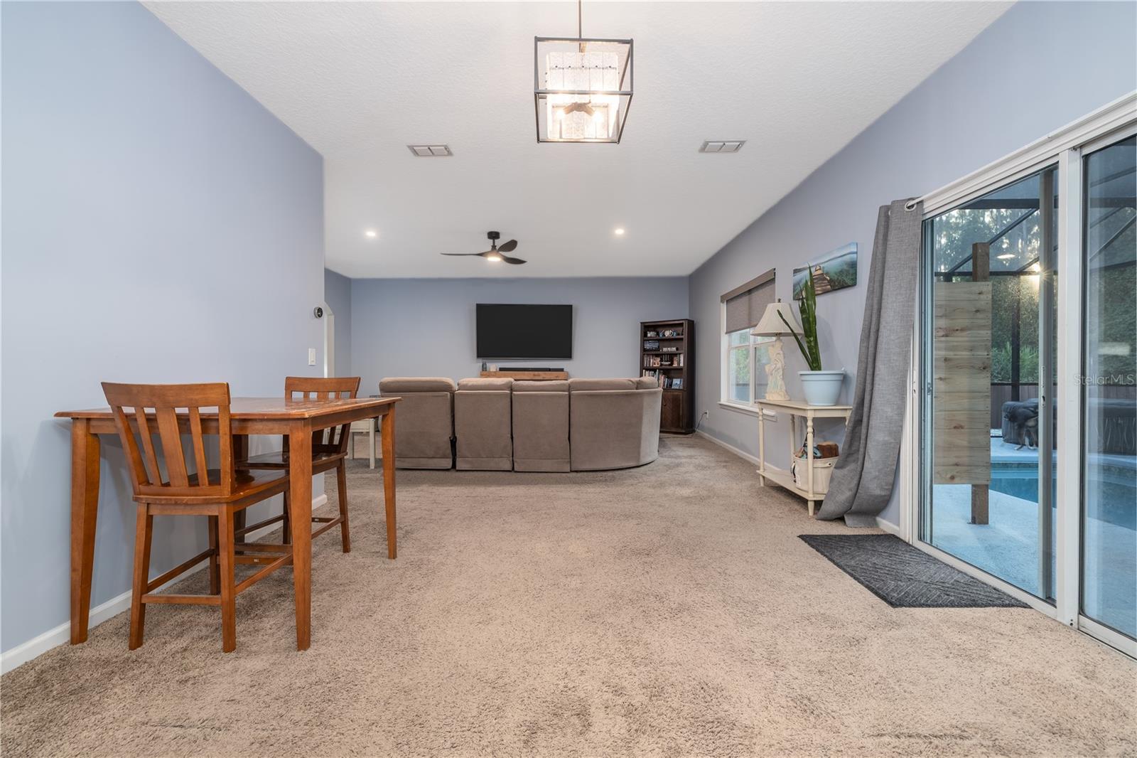 415 W NEW ENGLAND DR