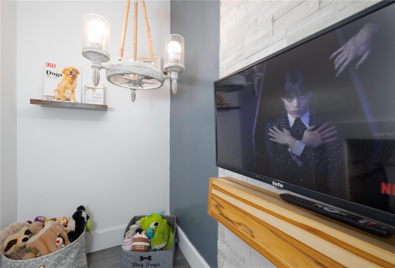 415 W NEW ENGLAND DR