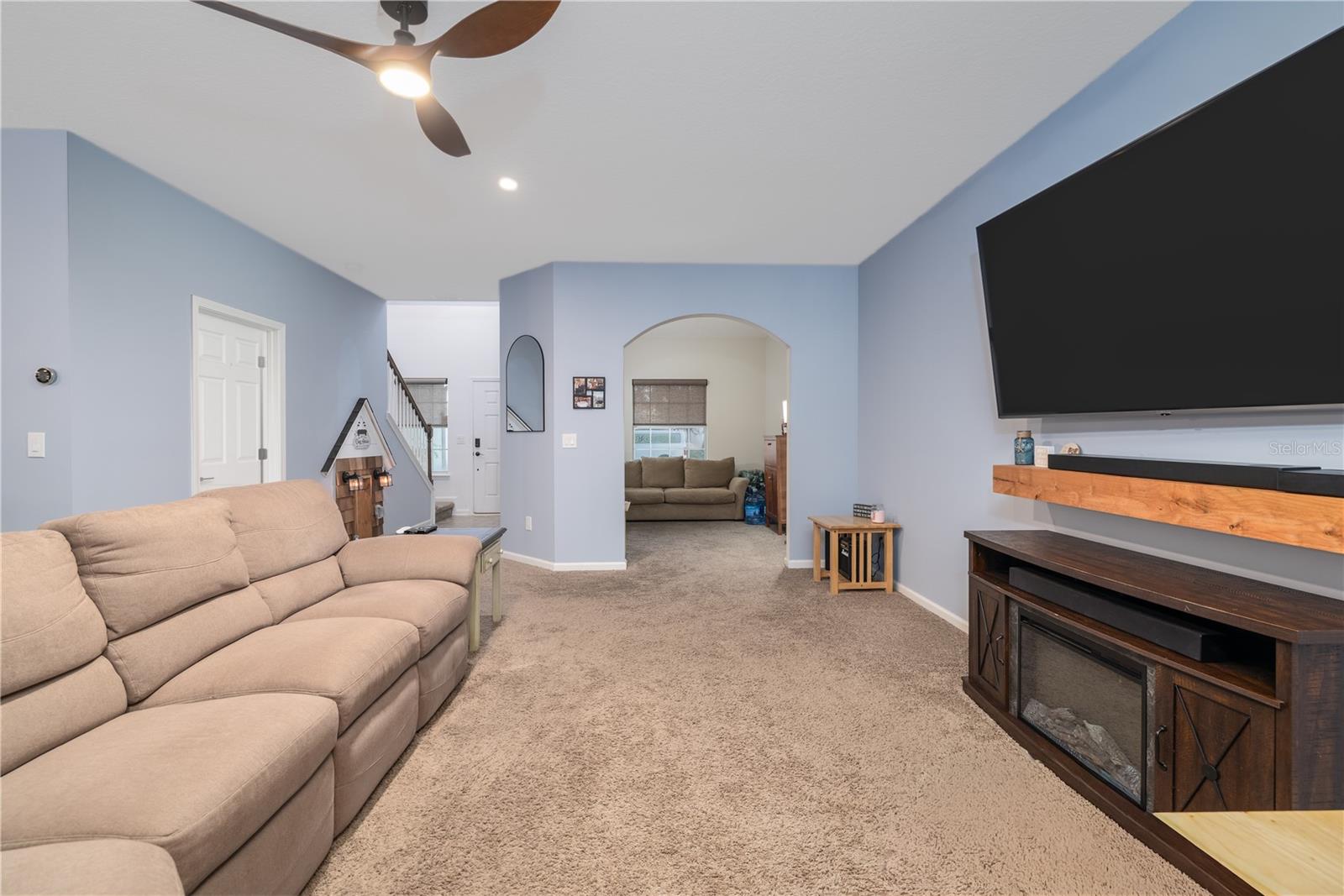 415 W NEW ENGLAND DR