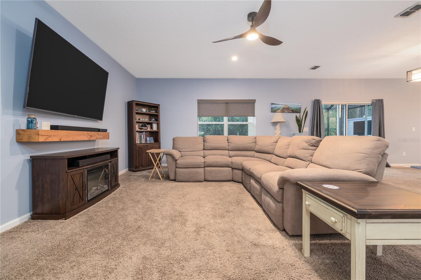 415 W NEW ENGLAND DR