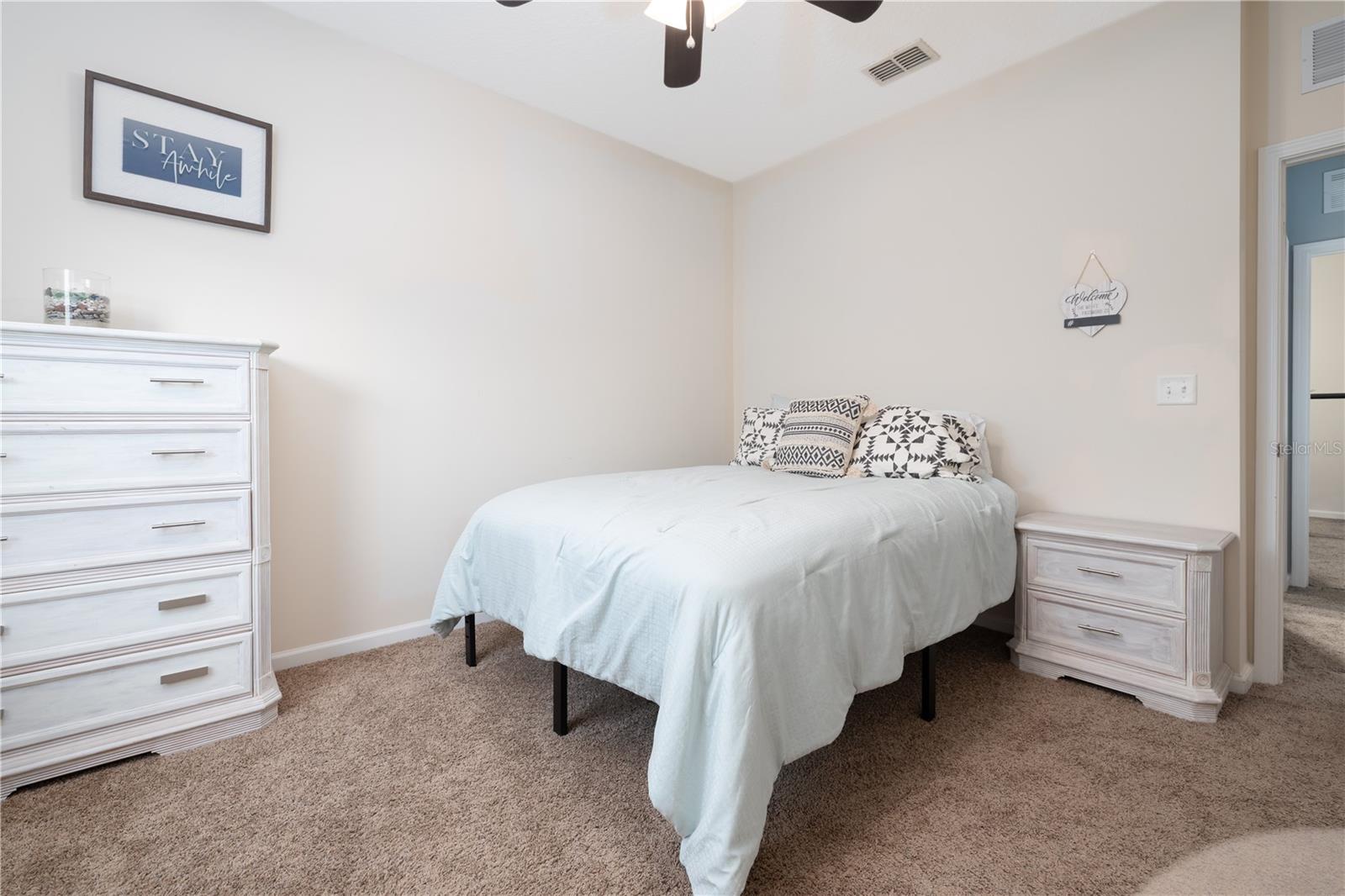 415 W NEW ENGLAND DR