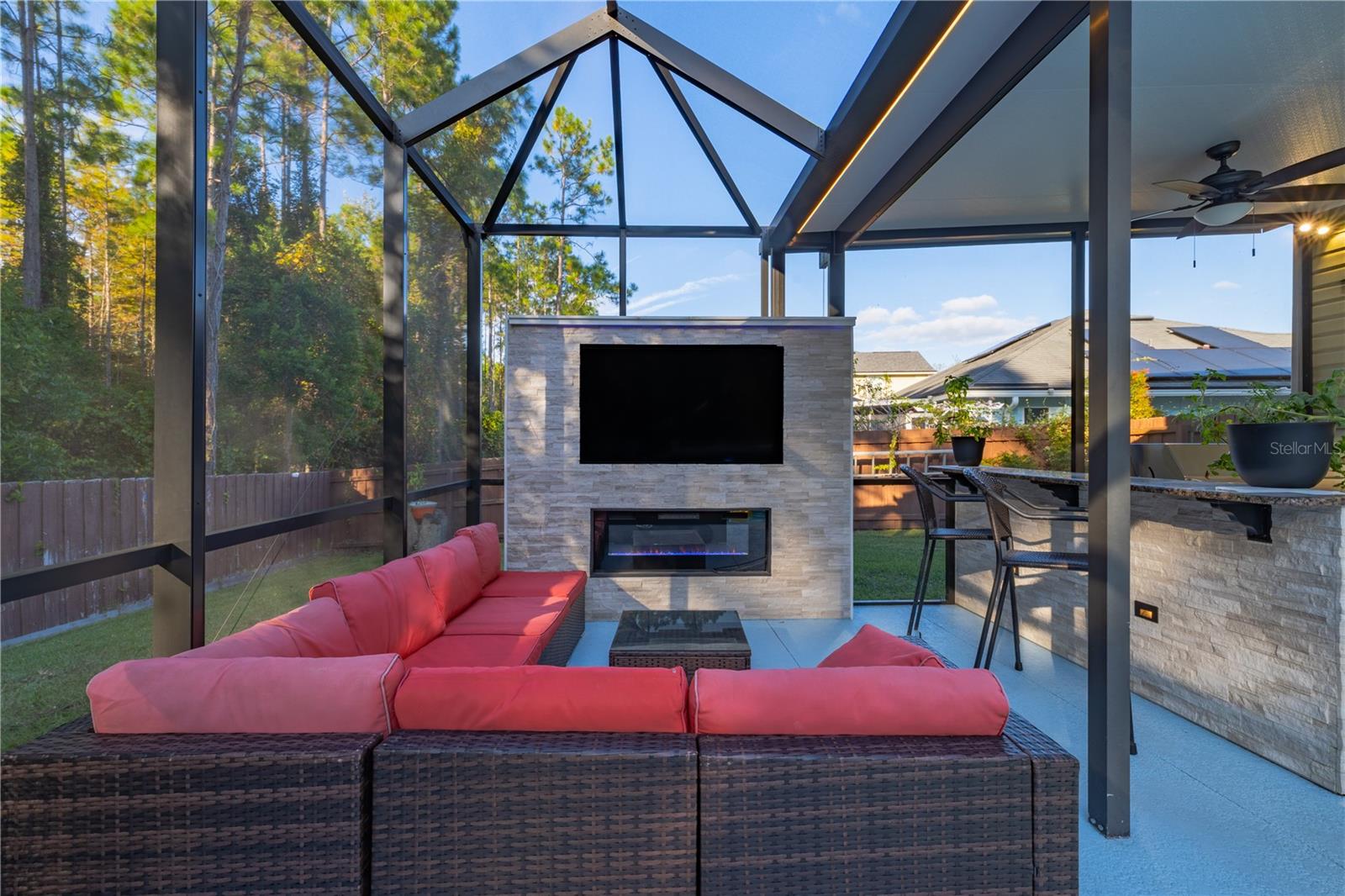 415 W NEW ENGLAND DR