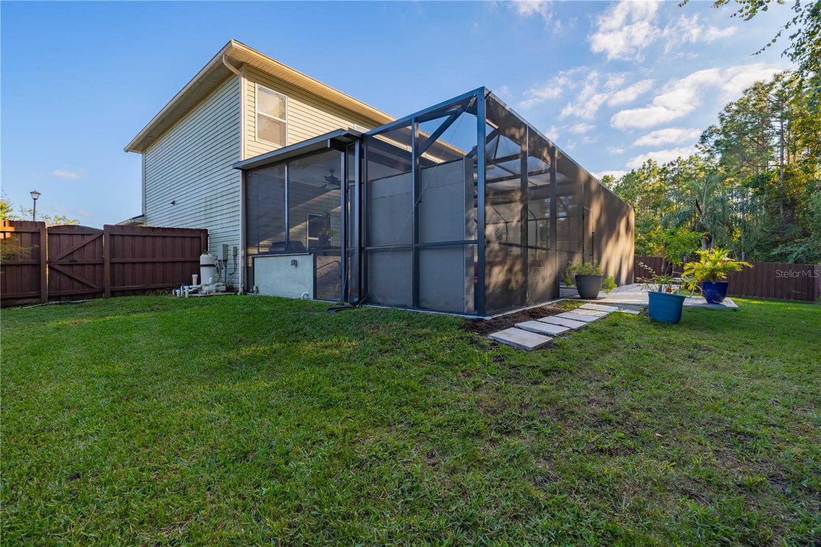 415 W NEW ENGLAND DR