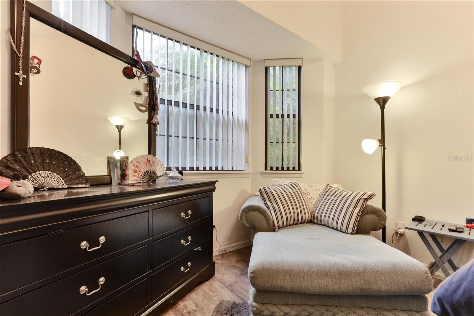 121 DOVECOTE LN