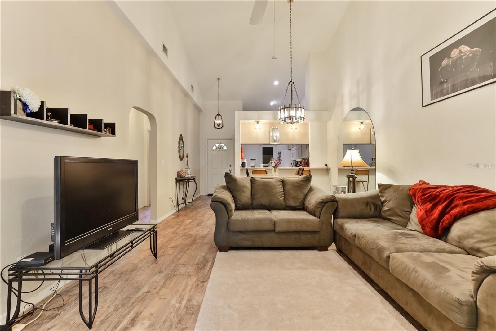 121 DOVECOTE LN