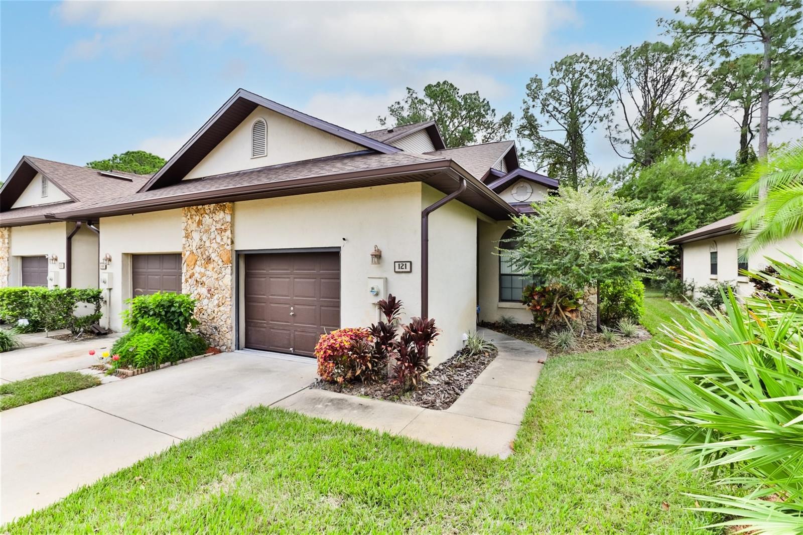 121 DOVECOTE LN