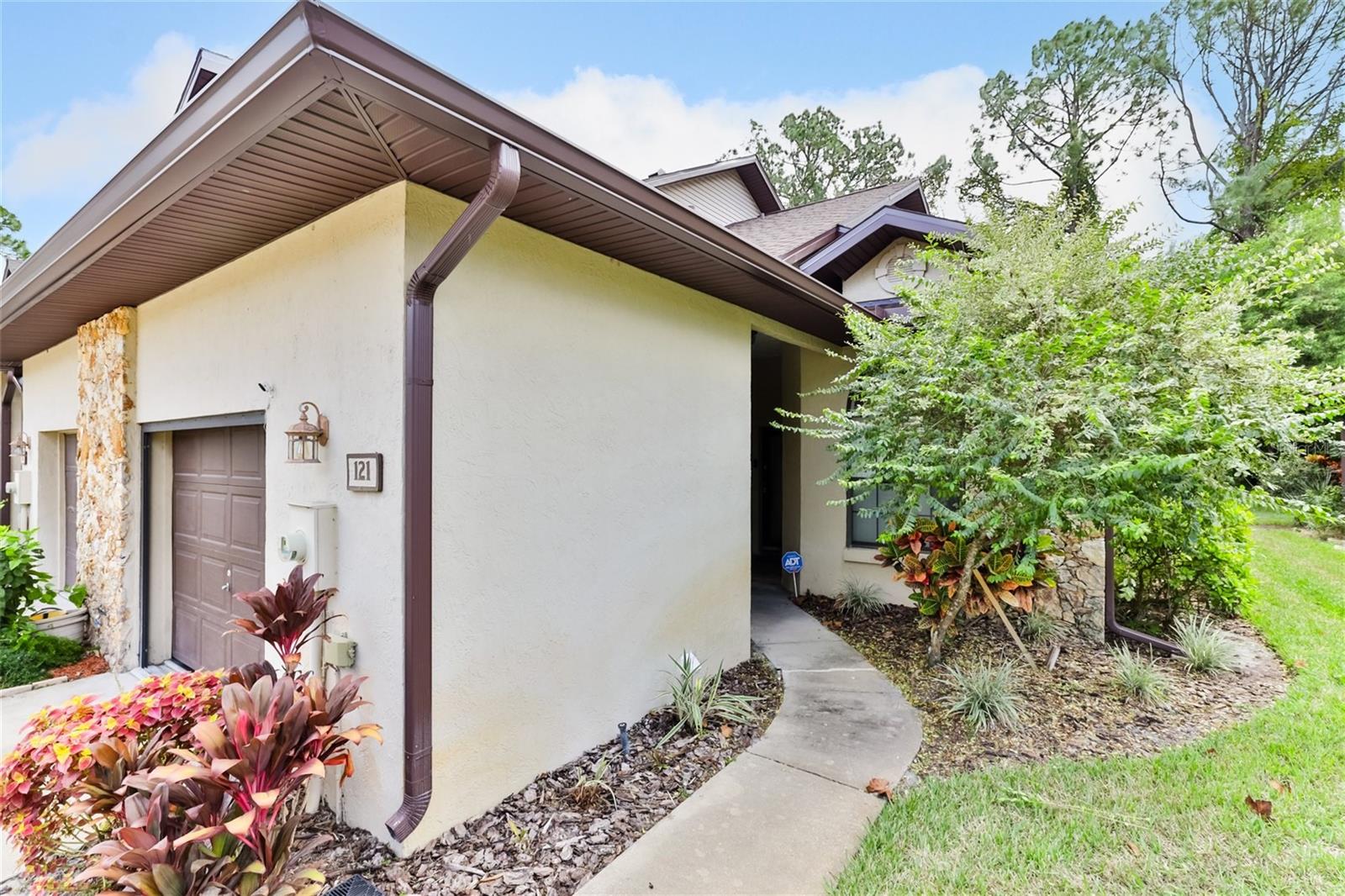 121 DOVECOTE LN