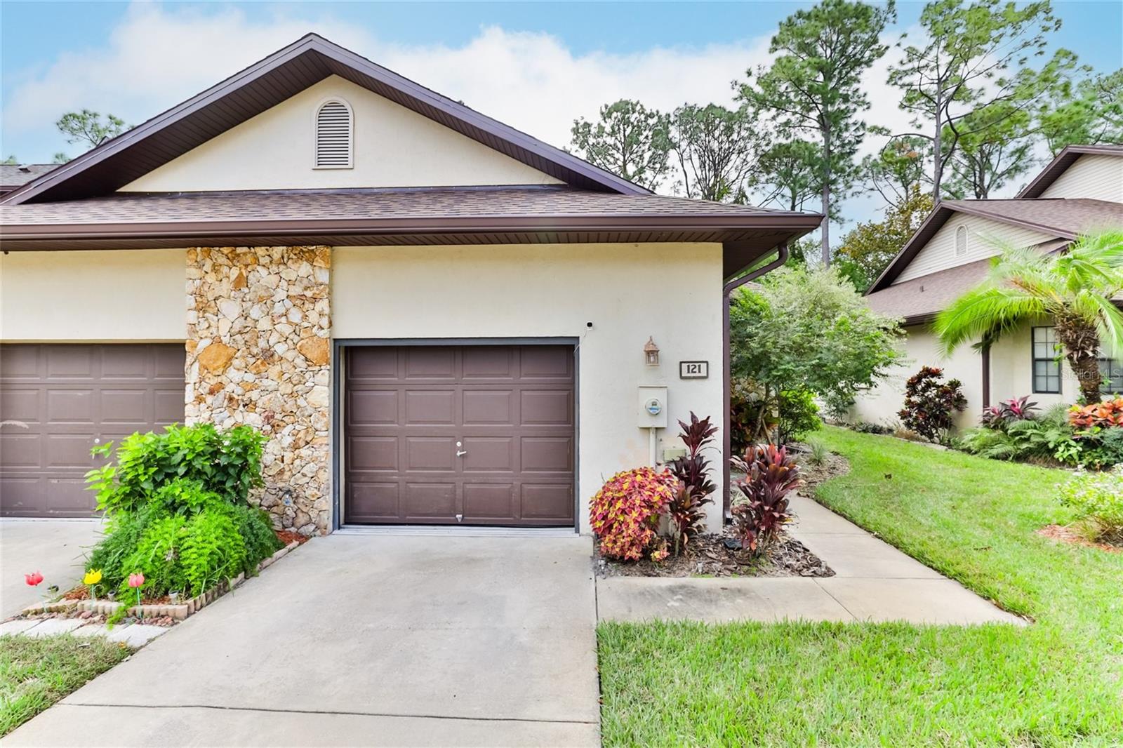 121 DOVECOTE LN
