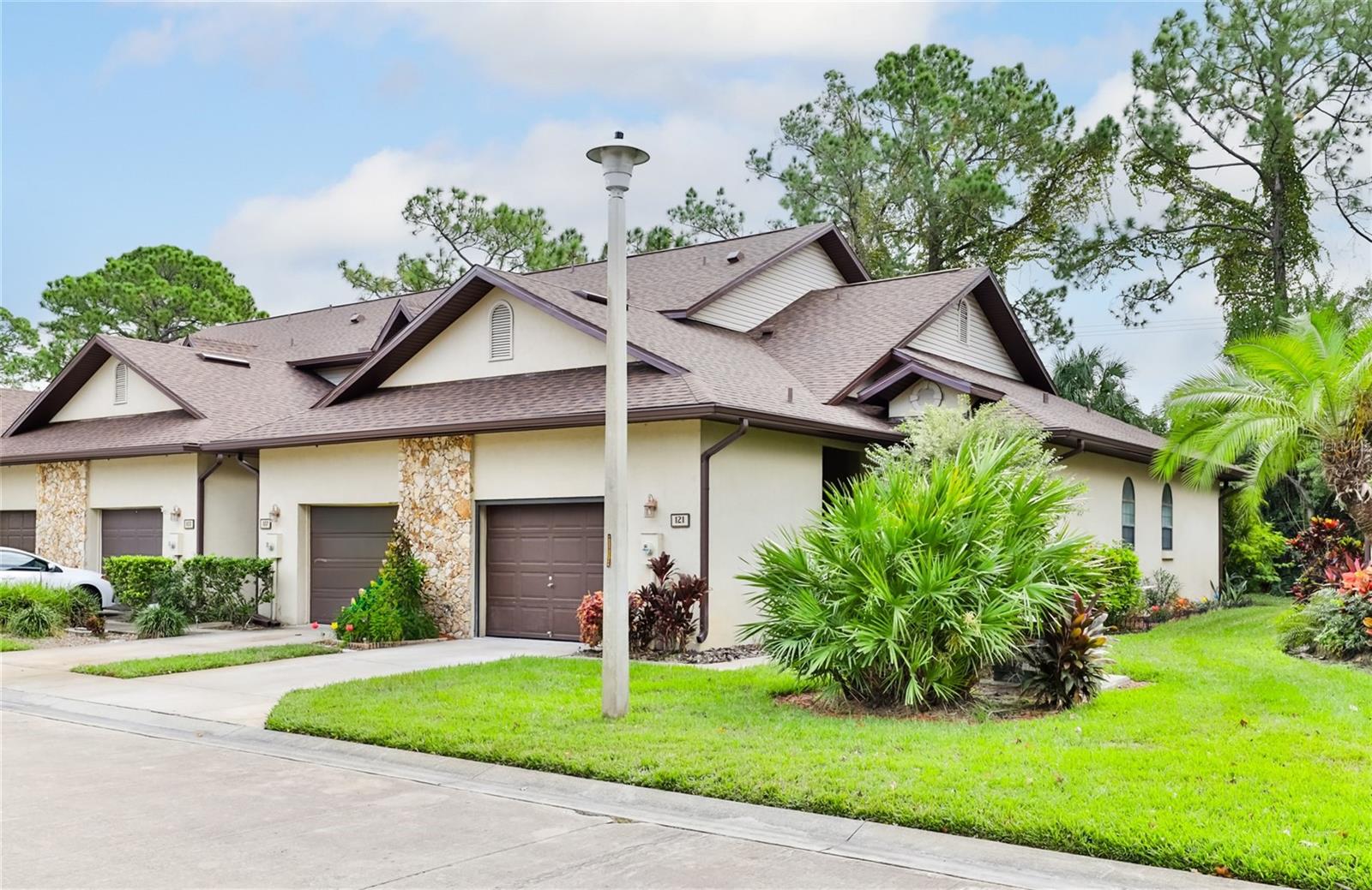 121 DOVECOTE LN
