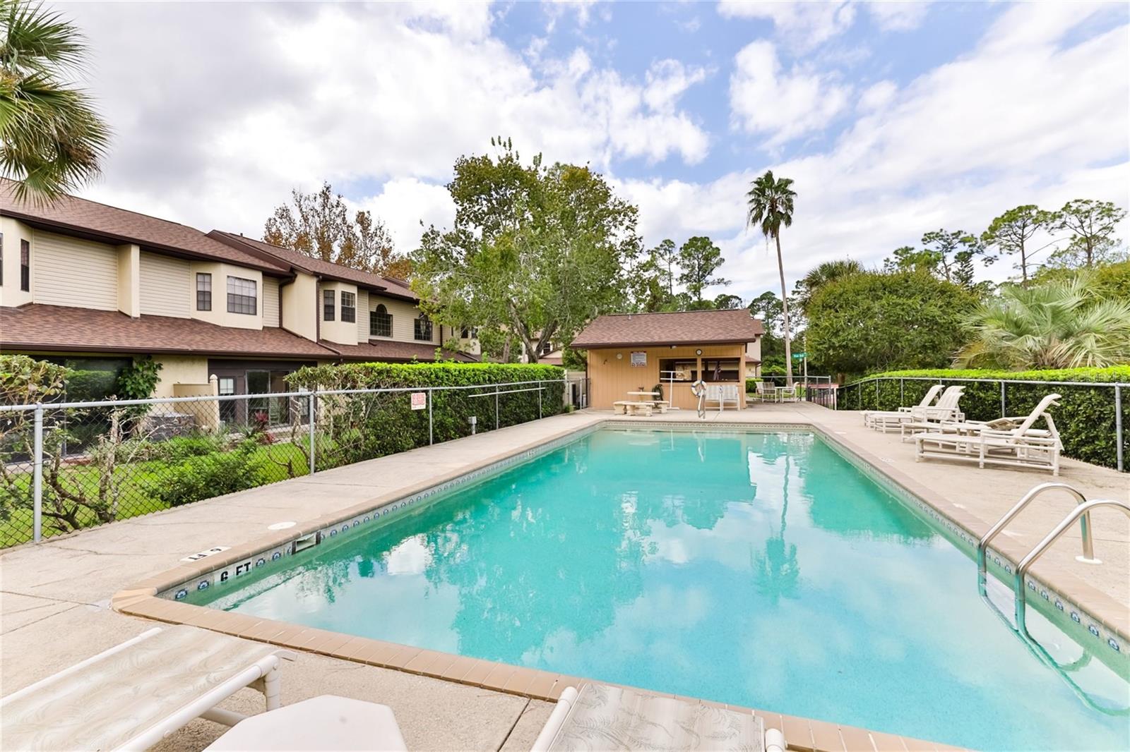 121 DOVECOTE LN