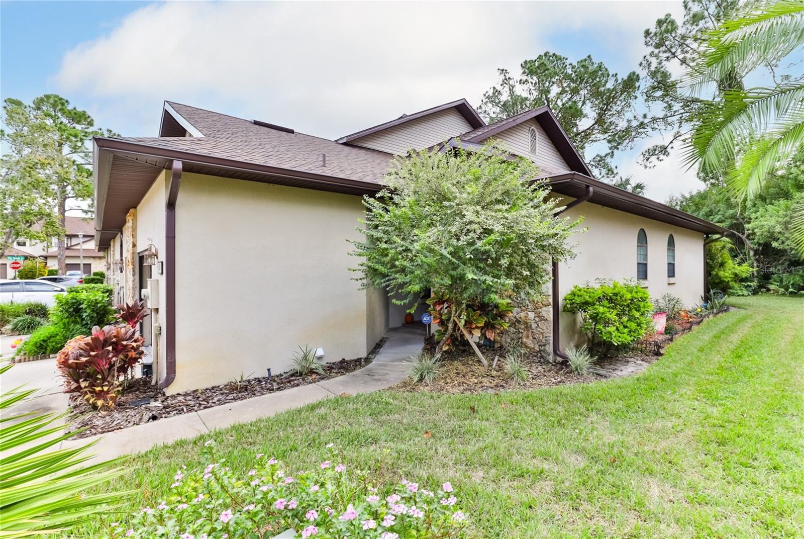 121 DOVECOTE LN