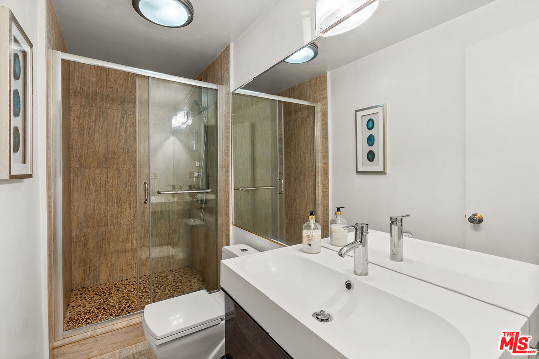 6724 Hillpark Dr Unit: 202