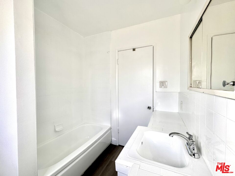 925 S HOLT AVE Unit: 1