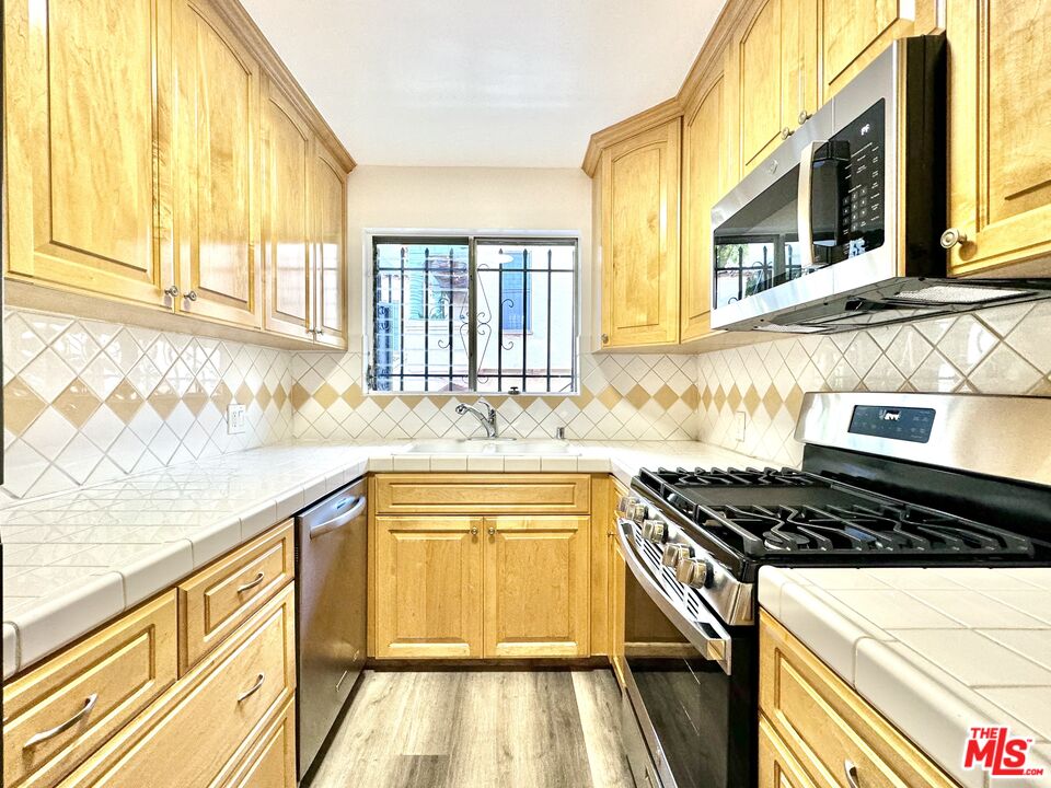 925 S HOLT AVE Unit: 1