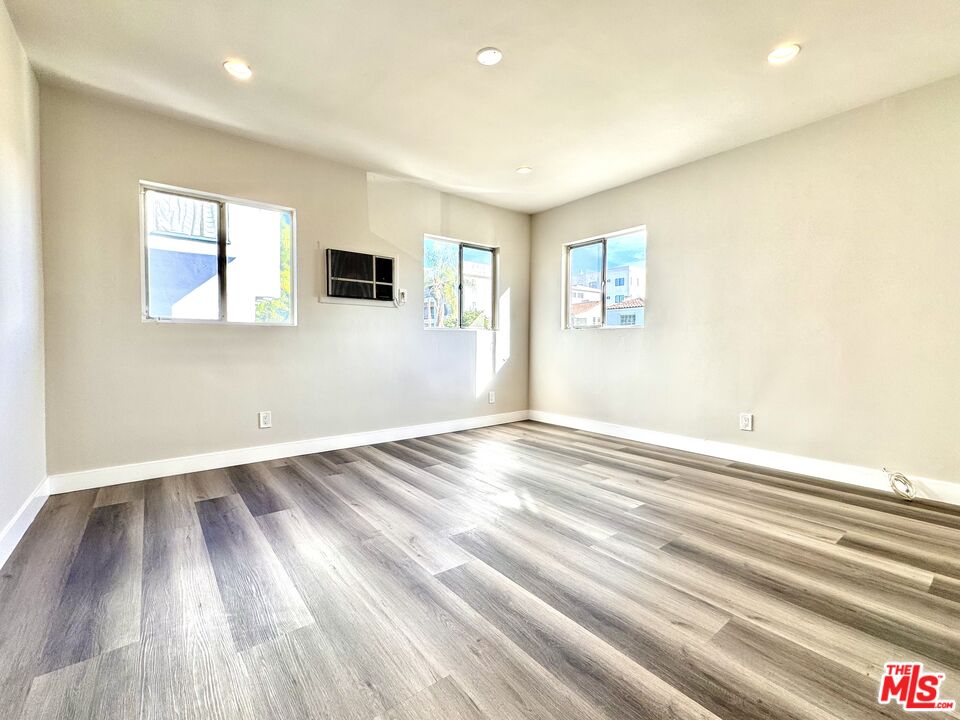 925 S HOLT AVE Unit: 1