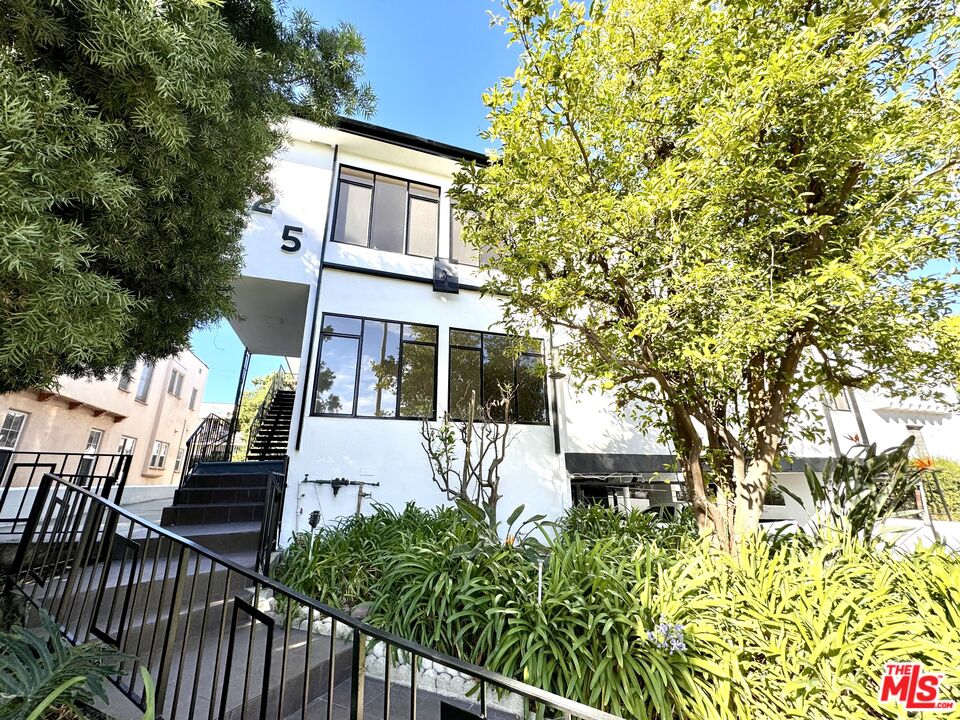 925 S HOLT AVE Unit: 1