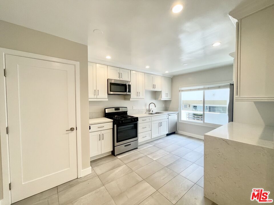 1037 S SHENANDOAH ST Unit: 5