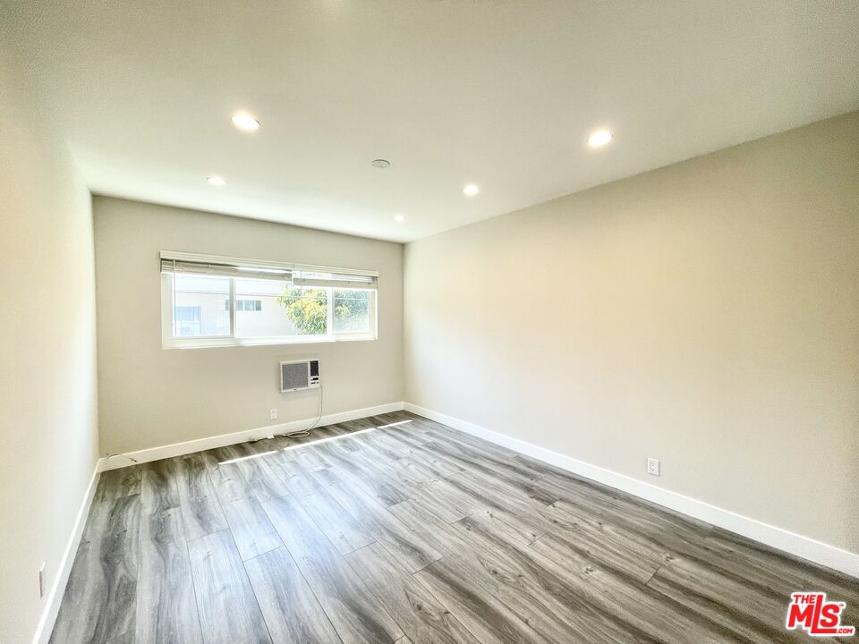 1037 S SHENANDOAH ST Unit: 5