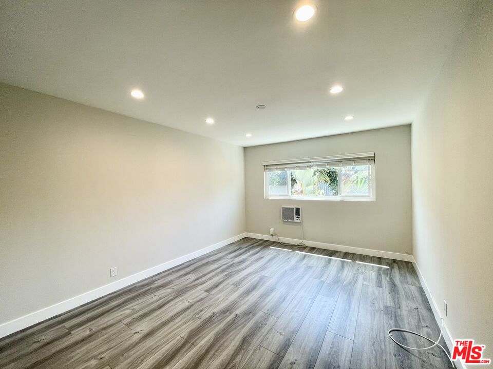 1037 S SHENANDOAH ST Unit: 5