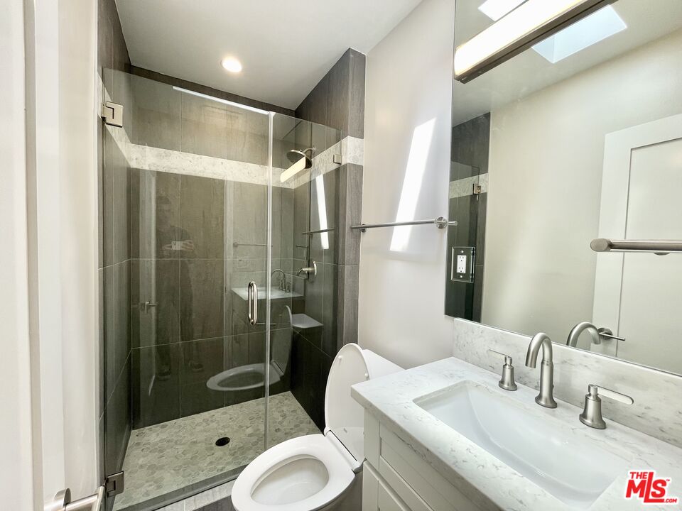 1037 S SHENANDOAH ST Unit: 5