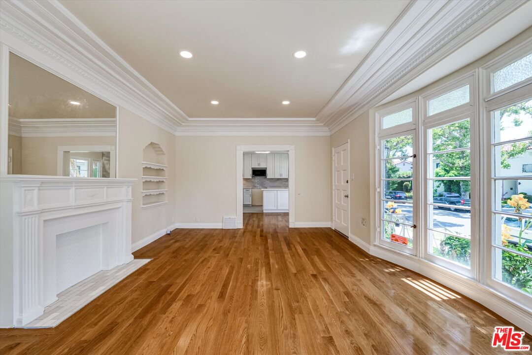 9945 Robbins Dr Unit: 101