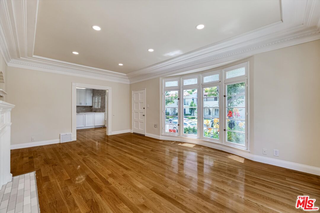 9945 Robbins Dr Unit: 101