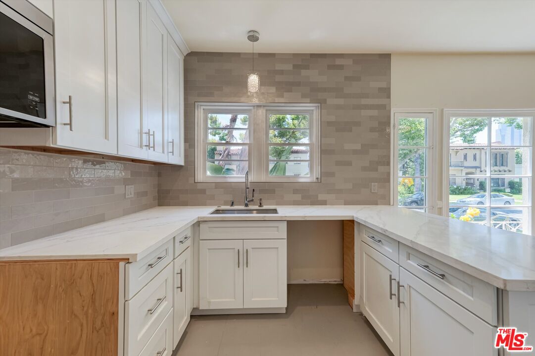 9945 Robbins Dr Unit: 101