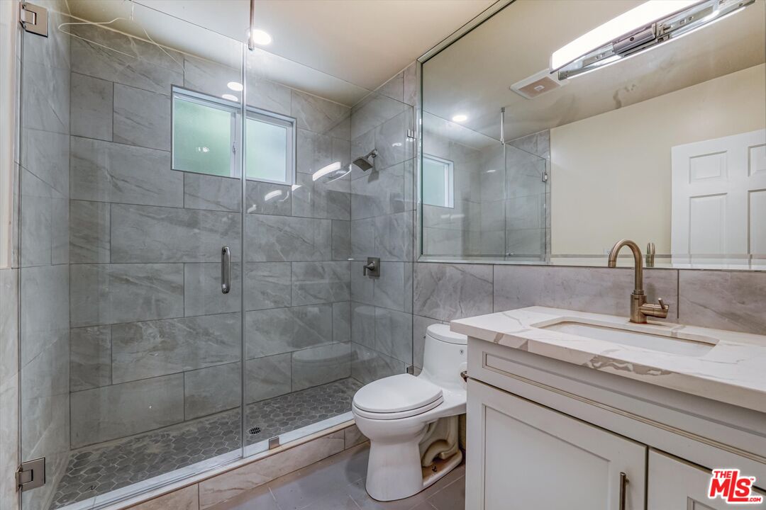 9945 Robbins Dr Unit: 101