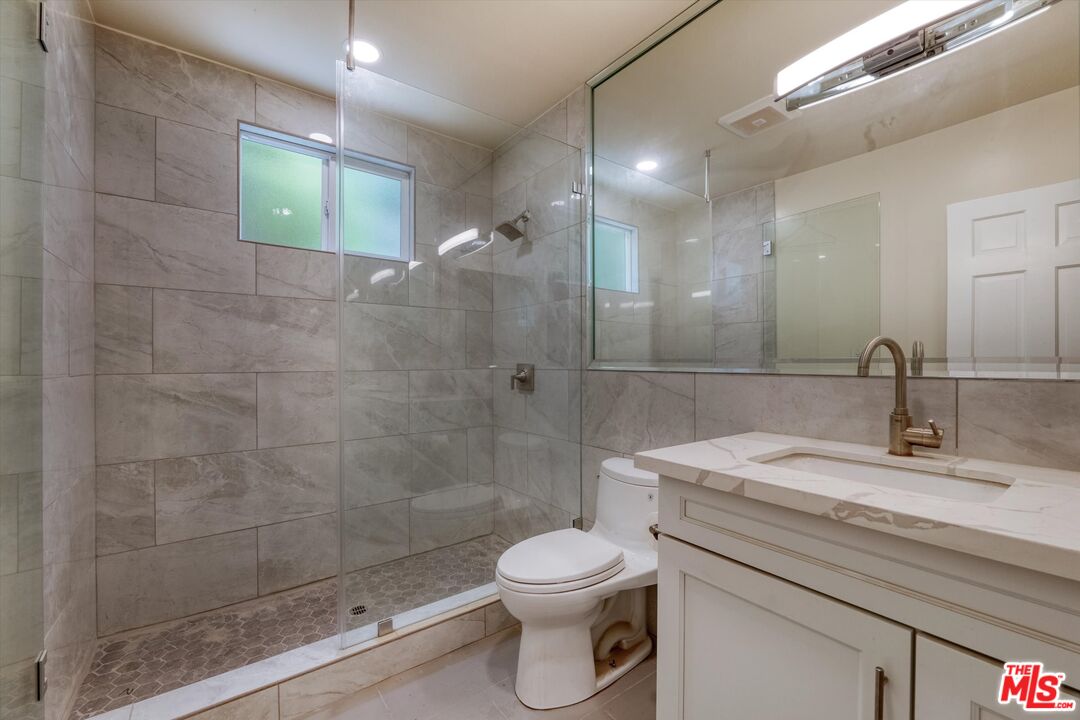9945 Robbins Dr Unit: 101