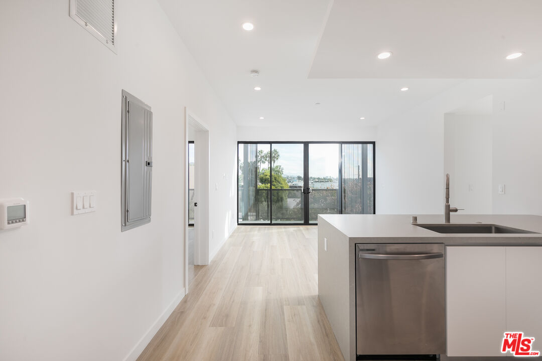 829 Larrabee St Unit: PH 402