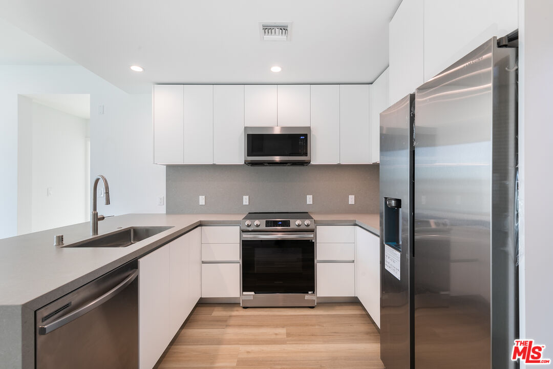 829 Larrabee St Unit: PH 402