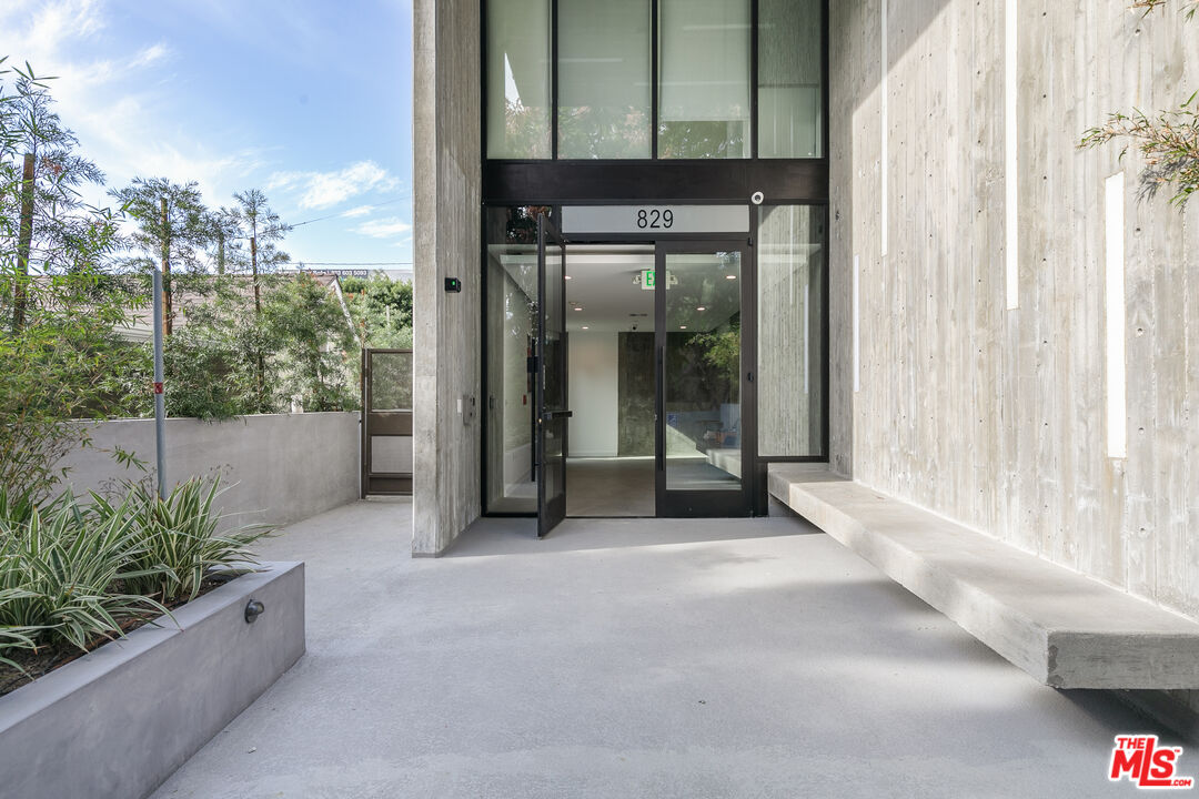 829 Larrabee St Unit: PH 402