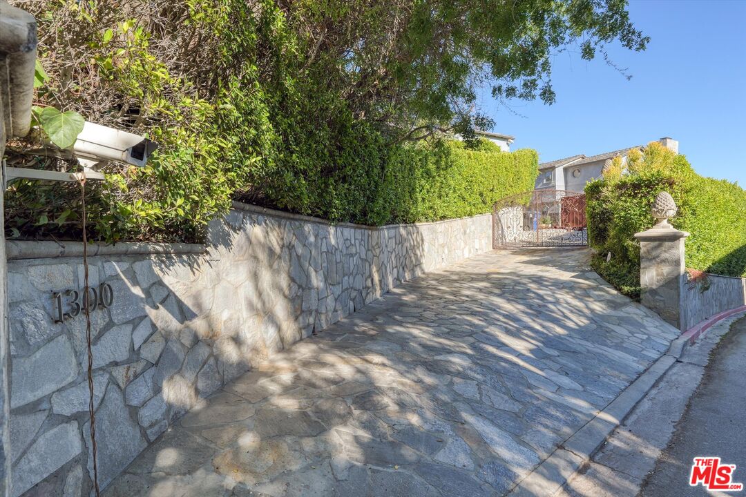 1300 Summitridge Dr