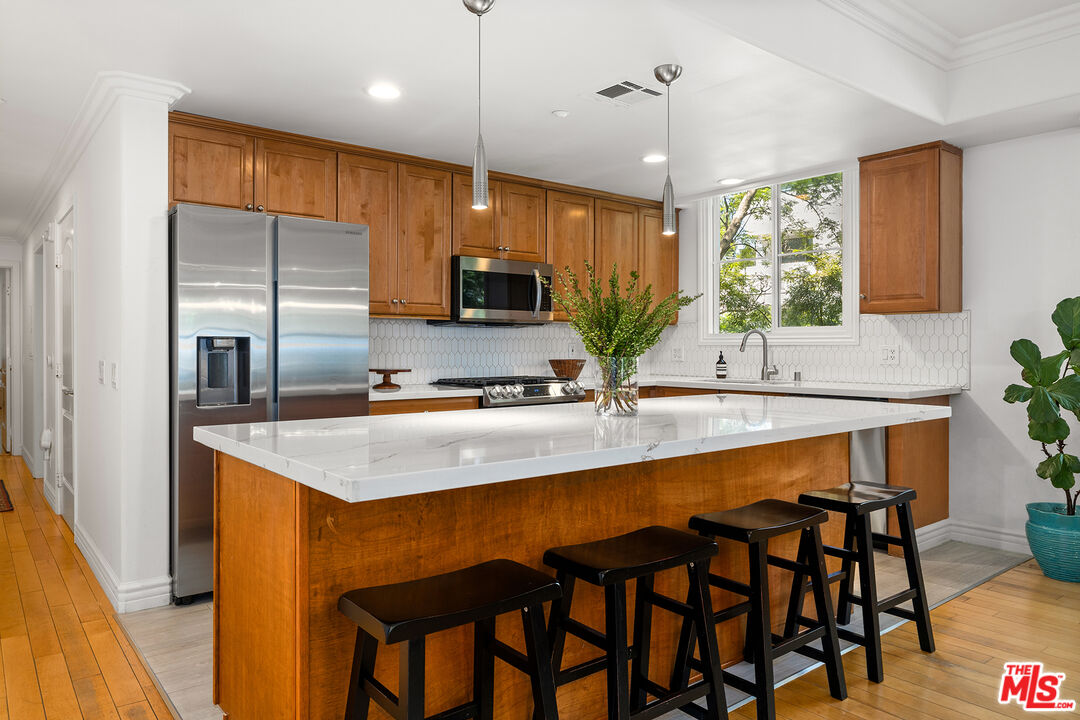 1601 S Bentley Ave Unit: 201