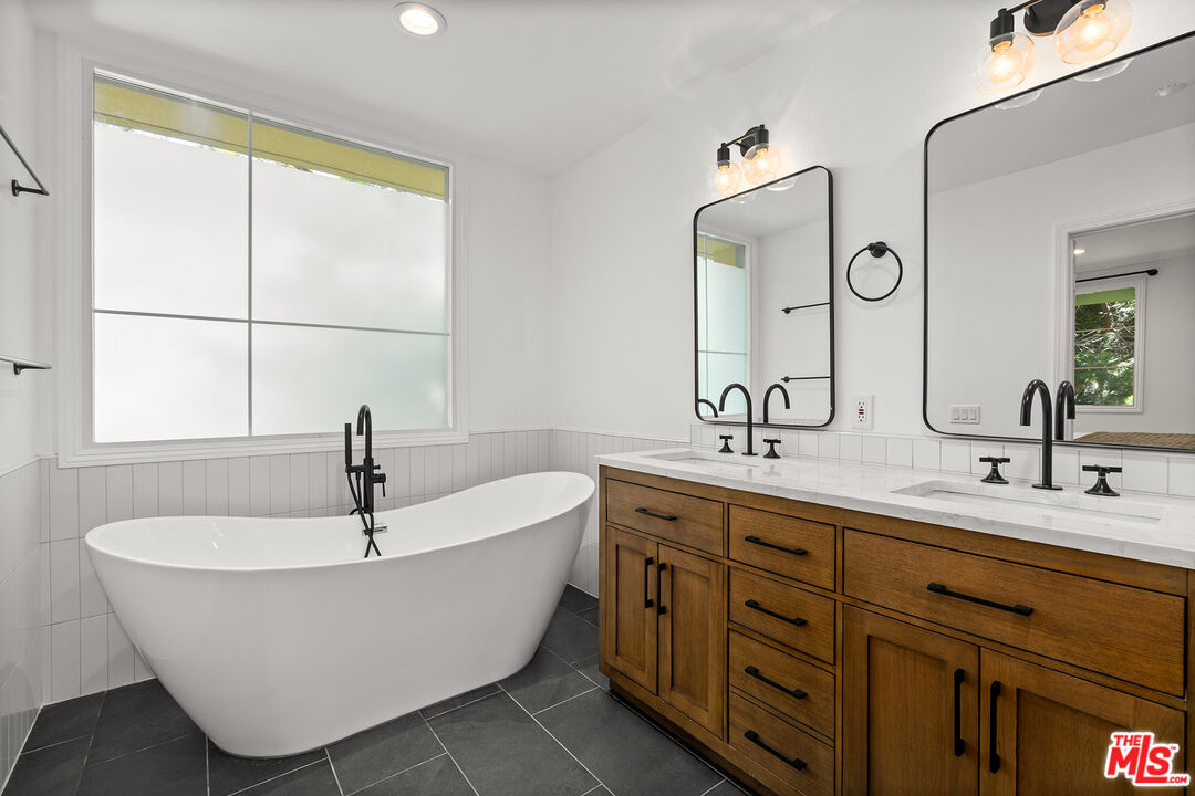 1601 S Bentley Ave Unit: 201