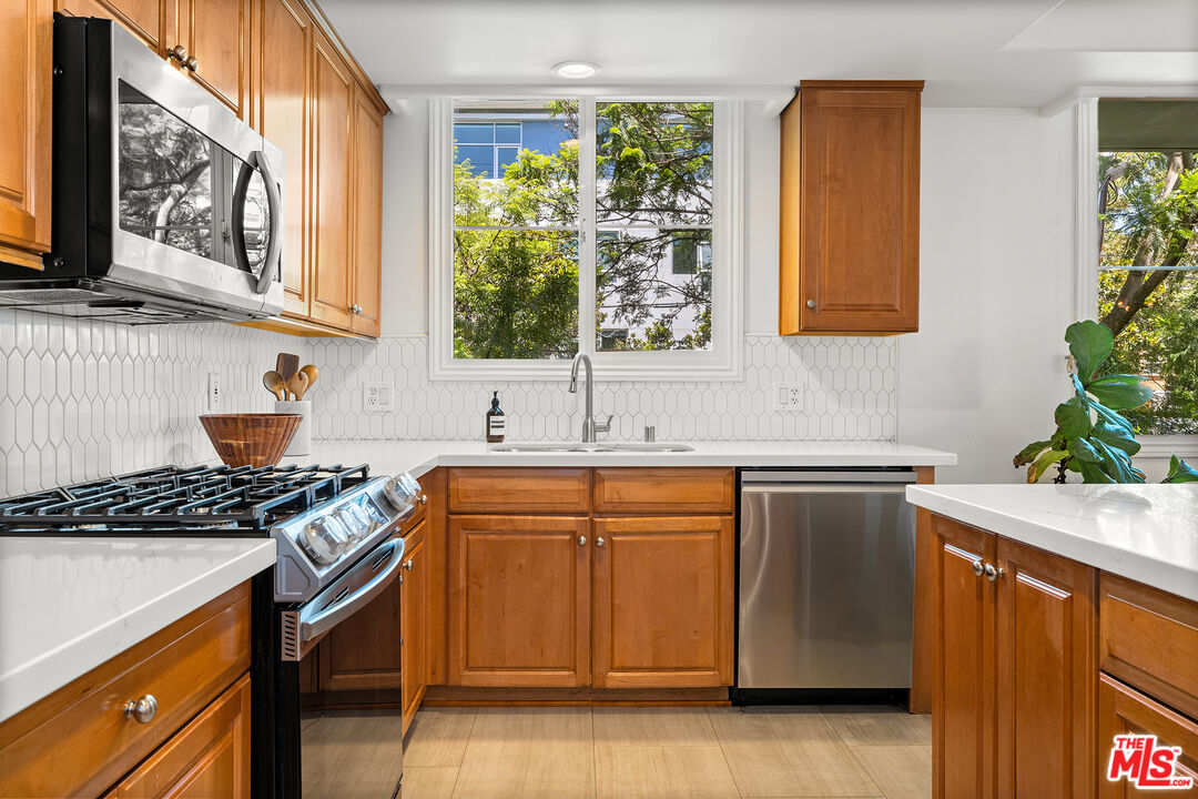1601 S Bentley Ave Unit: 201