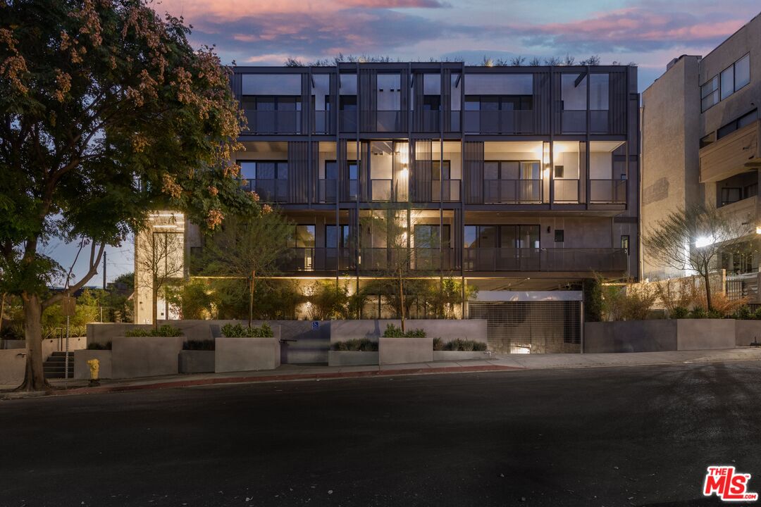 829 Larrabee St Unit: PH 402