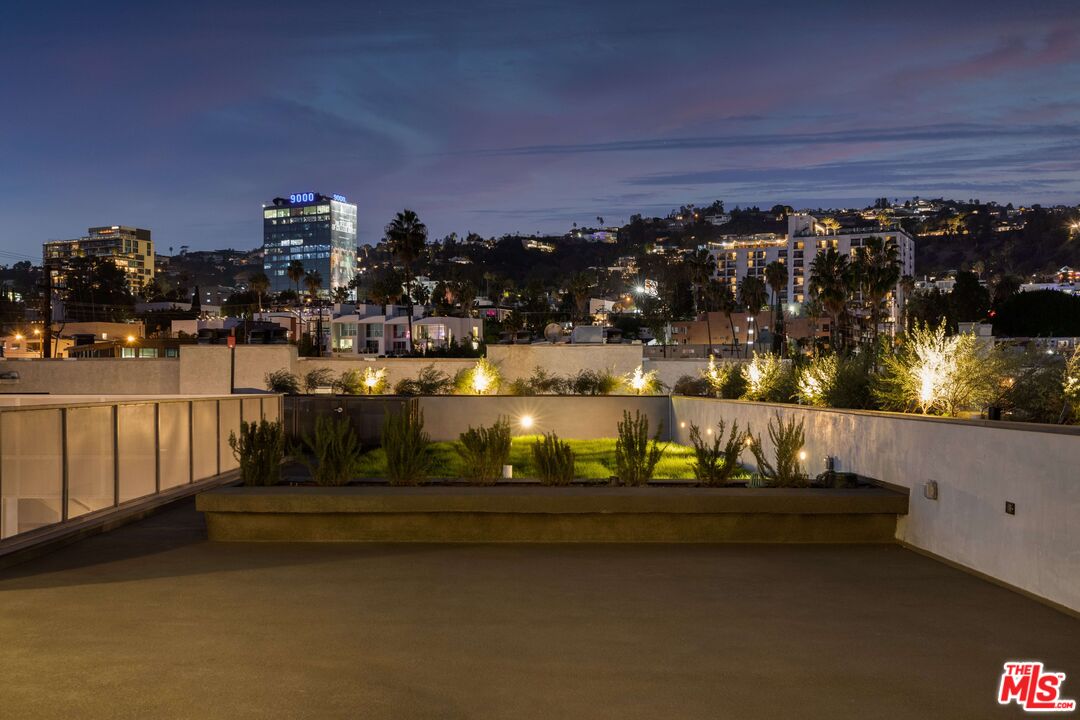 829 Larrabee St Unit: PH 402